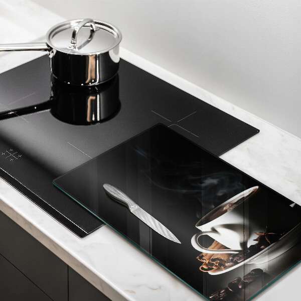 Skärbräda i glas En kopp varmt kaffe