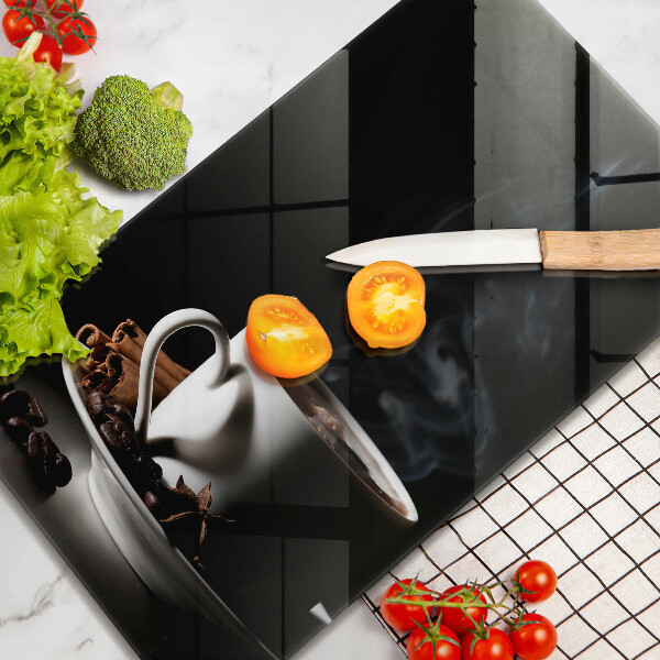 Skärbräda i glas En kopp varmt kaffe