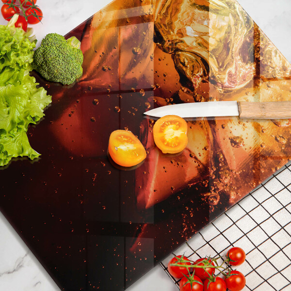 Skärbräda i glas Cola drink med is