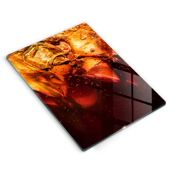 Skärbräda i glas Cola drink med is