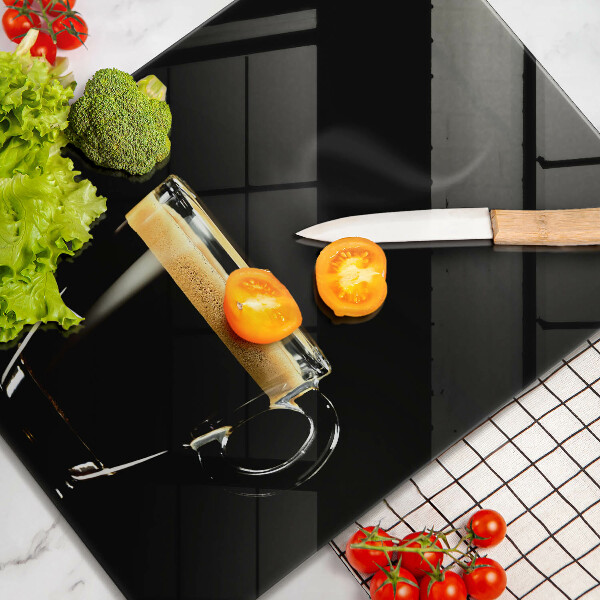 Skärbräda i glas Ett glas svart kaffe