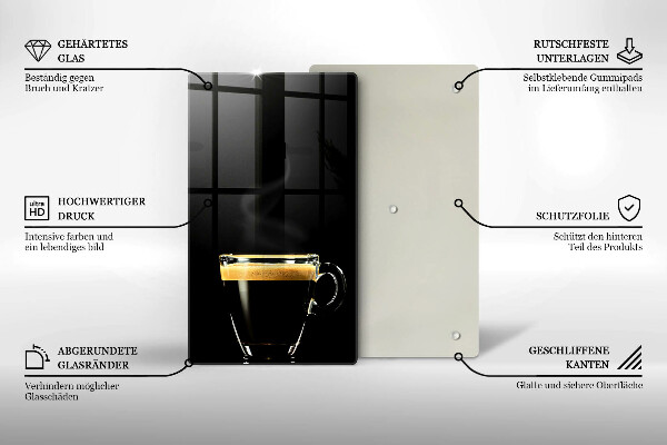 Skärbräda i glas Ett glas svart kaffe