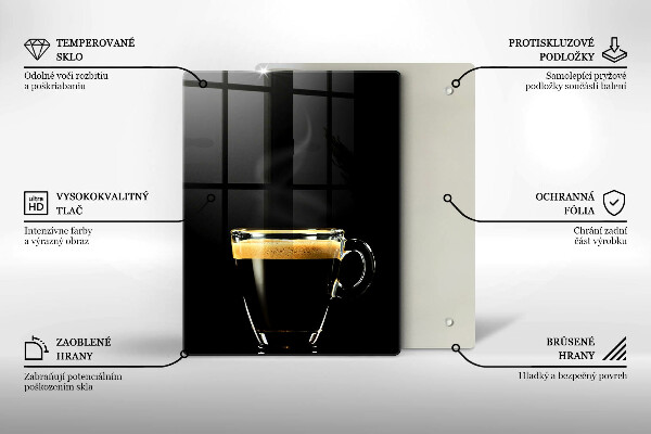 Skärbräda i glas Ett glas svart kaffe