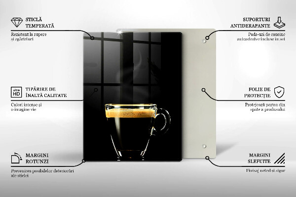 Skärbräda i glas Ett glas svart kaffe