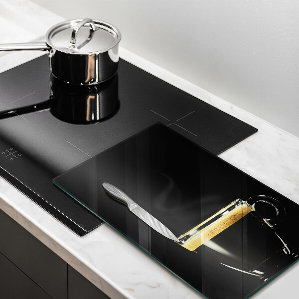 Skärbräda i glas Ett glas svart kaffe