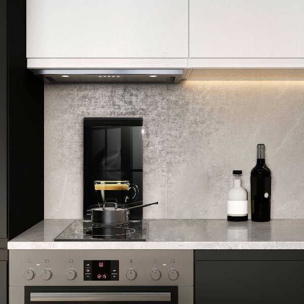 Skärbräda i glas Ett glas svart kaffe