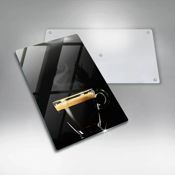 Skärbräda i glas Ett glas svart kaffe