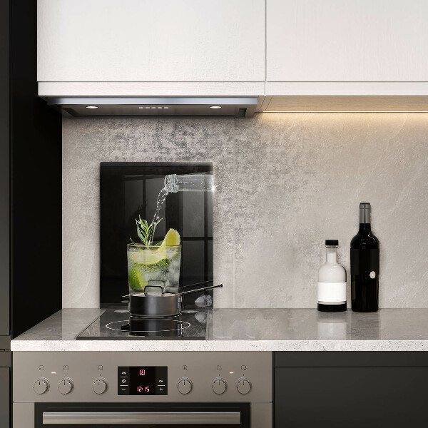 Skärbräda i glas Ett glas vatten