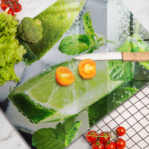 Skärbräda i glas Vatten med lime och is