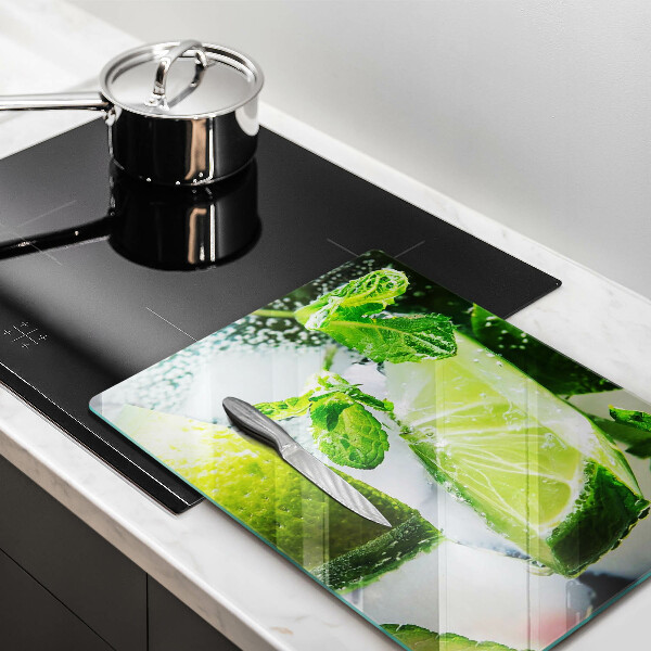 Skärbräda i glas Vatten med lime och is