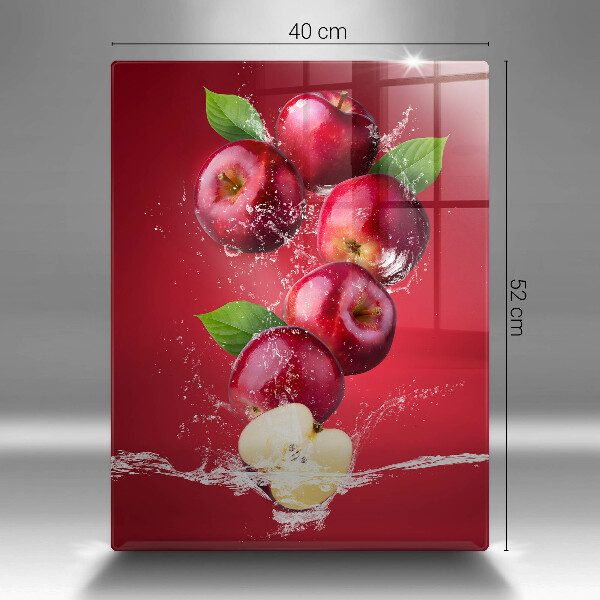 Skärbräda i glas Saftiga äpplen i vatten