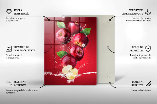 Skärbräda i glas Saftiga äpplen i vatten