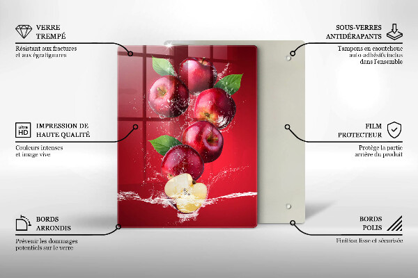Skärbräda i glas Saftiga äpplen i vatten