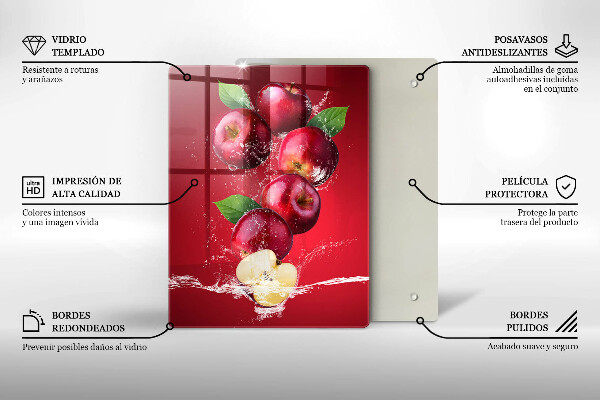 Skärbräda i glas Saftiga äpplen i vatten
