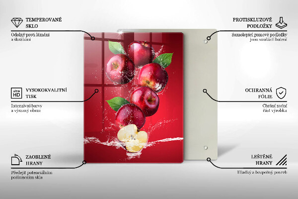 Skärbräda i glas Saftiga äpplen i vatten