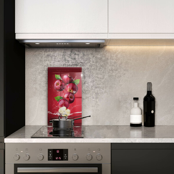 Skärbräda i glas Saftiga äpplen i vatten