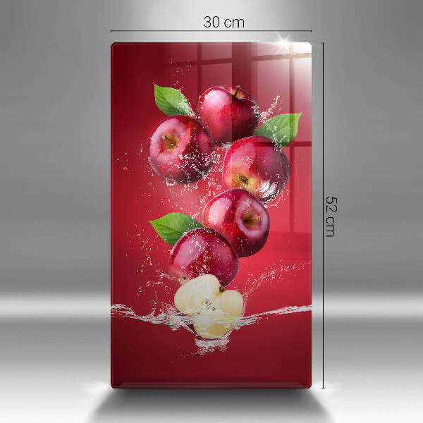 Skärbräda i glas Saftiga äpplen i vatten