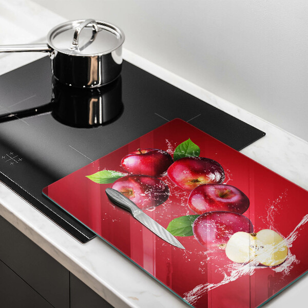 Skärbräda i glas Saftiga äpplen i vatten