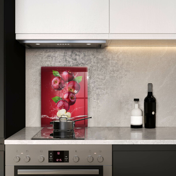 Skärbräda i glas Saftiga äpplen i vatten