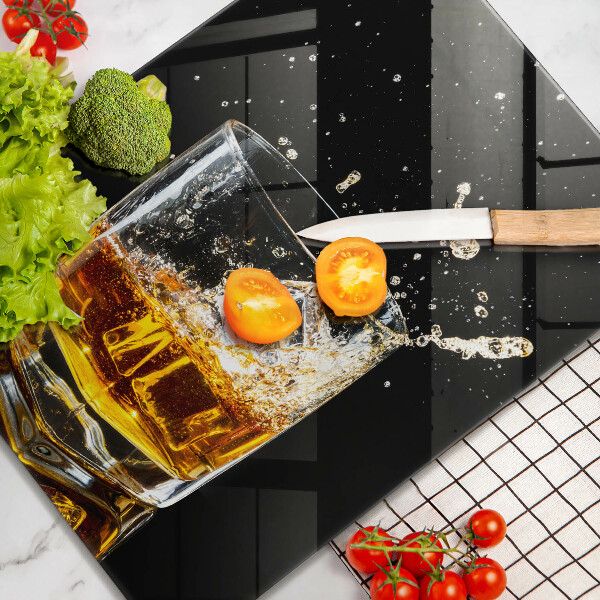 Skärbräda i glas Ett glas whisky