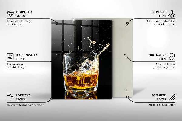 Skärbräda i glas Ett glas whisky