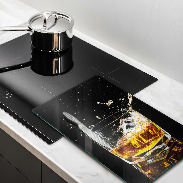 Skärbräda i glas Ett glas whisky