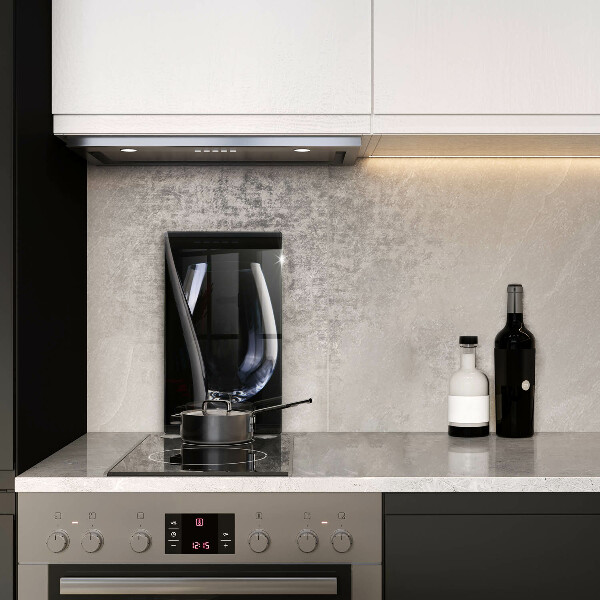 Skärbräda i glas Ett glas och en flaska