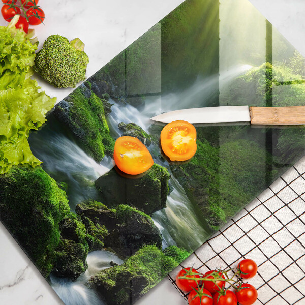 Skärbräda i glas Vattenfall i djungeln