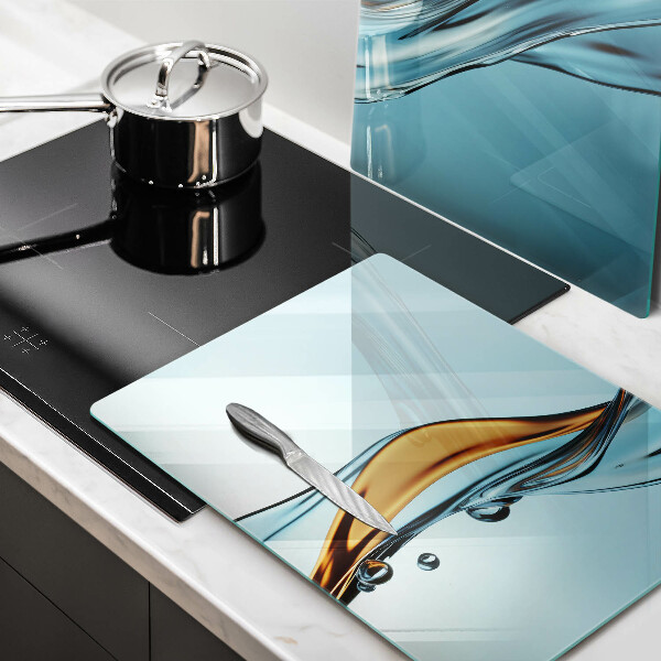 Skärbräda glas Vatten på en blå bakgrund