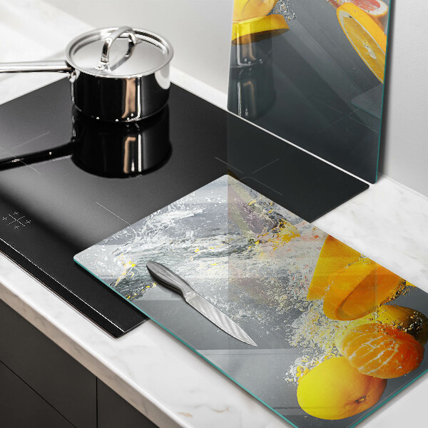 Skärbräda glas Citroner i vatten