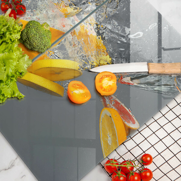 Skärbräda glas Citroner i vatten