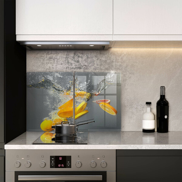 Skärbräda glas Citroner i vatten