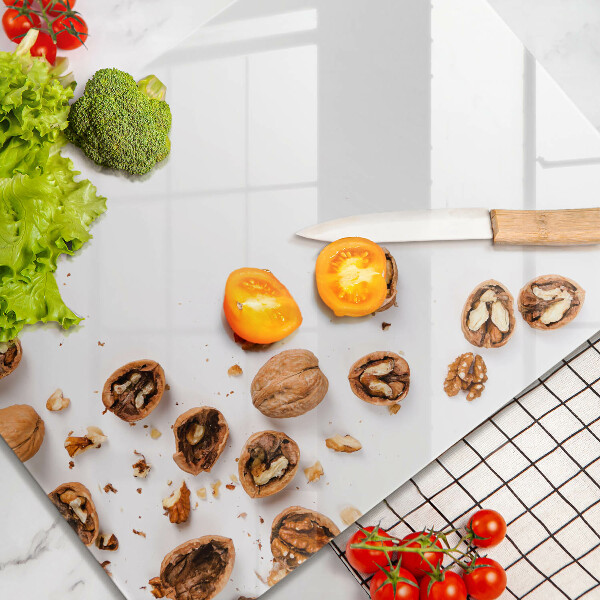 Glasskärbräda Nötter på en vit bakgrund