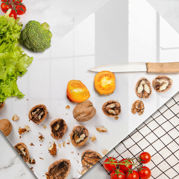 Glasskärbräda Nötter på en vit bakgrund