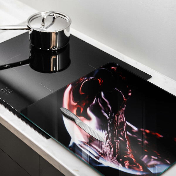 Skärbräda av glas Ett glas rött vin