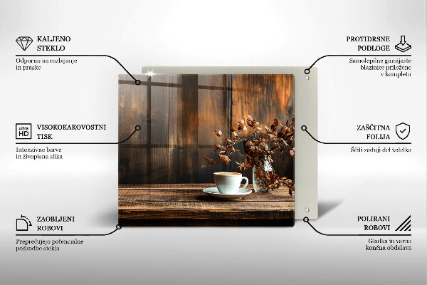 Skärbräda av glas En kopp kaffe och ved