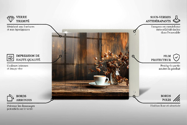 Skärbräda av glas En kopp kaffe och ved