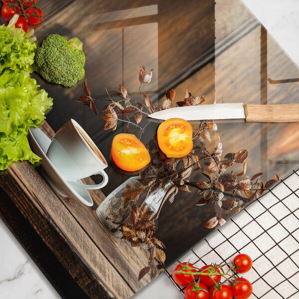 Skärbräda av glas En kopp kaffe och ved