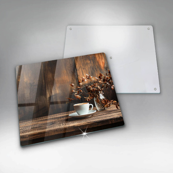 Skärbräda av glas En kopp kaffe och ved