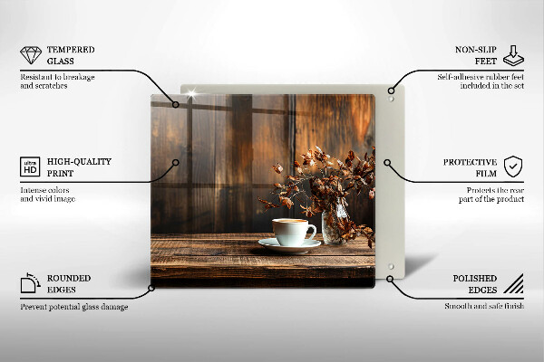 Skärbräda av glas En kopp kaffe och ved