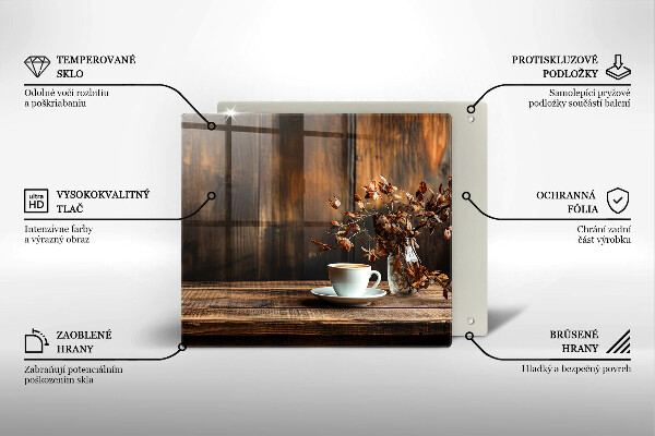 Skärbräda av glas En kopp kaffe och ved