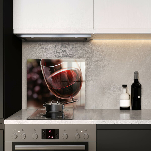 Skärbräda av glas Ett glas rött vin