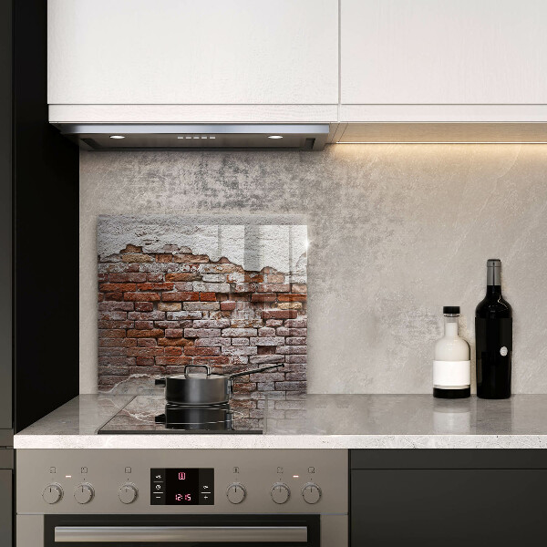 Skärbräda av glas Gammal tegel- och betongvägg