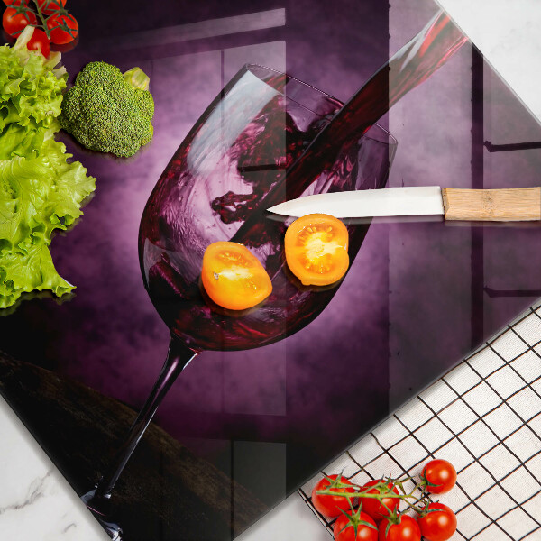 Skärbräda av glas Ett glas vin