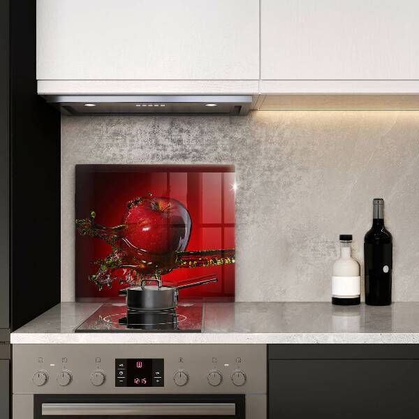 Skärbräda av glas Äppelfrukt i vatten