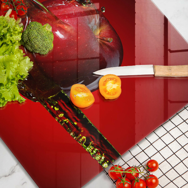 Skärbräda av glas Äppelfrukt i vatten