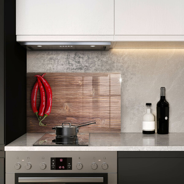 Skärbräda glas modern Chilipeppar på trä