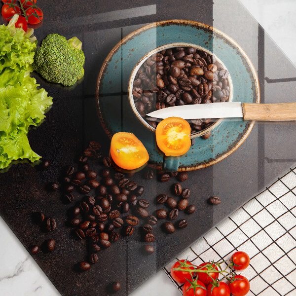 Skärbräda glas modern En kopp kaffebönor