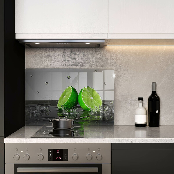 Skärbräda glas modern Saftiga lime och vatten