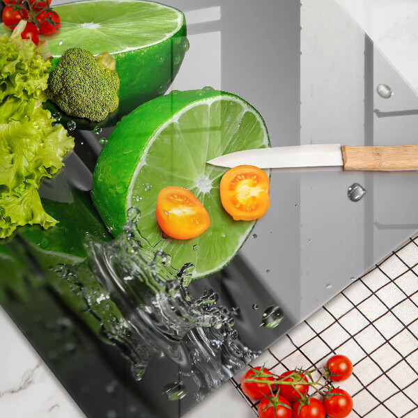 Skärbräda glas modern Saftiga lime och vatten